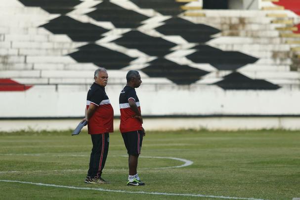 De olho no retorno ao G4, Santa Cruz realizou último treino antes de enfrentar o Juazeirense na tarde desta sexta-feira; as imagens foram feitas nos 15 minutos abertos aos repórteres, antes então de o treinador fechar o treino à imprensa