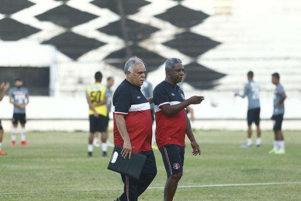 De olho no retorno ao G4, Santa Cruz realizou último treino antes de enfrentar o Juazeirense na tarde desta sexta-feira; as imagens foram feitas nos 15 minutos abertos aos repórteres, antes então de o treinador fechar o treino à imprensa