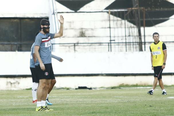 De olho no retorno ao G4, Santa Cruz realizou último treino antes de enfrentar o Juazeirense na tarde desta sexta-feira; as imagens foram feitas nos 15 minutos abertos aos repórteres, antes então de o treinador fechar o treino à imprensa
