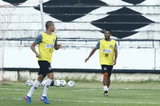 De olho no retorno ao G4, Santa Cruz realizou último treino antes de enfrentar o Juazeirense na tarde desta sexta-feira; as imagens foram feitas nos 15 minutos abertos aos repórteres, antes então de o treinador fechar o treino à imprensa