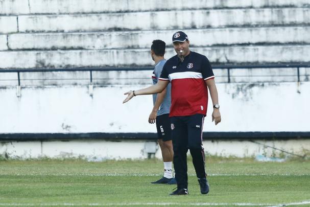 De olho no retorno ao G4, Santa Cruz realizou último treino antes de enfrentar o Juazeirense na tarde desta sexta-feira; as imagens foram feitas nos 15 minutos abertos aos repórteres, antes então de o treinador fechar o treino à imprensa