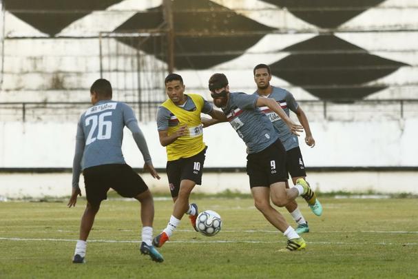 De olho no retorno ao G4, Santa Cruz realizou último treino antes de enfrentar o Juazeirense na tarde desta sexta-feira; as imagens foram feitas nos 15 minutos abertos aos repórteres, antes então de o treinador fechar o treino à imprensa