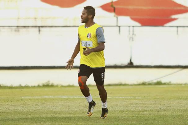 De olho no retorno ao G4, Santa Cruz realizou último treino antes de enfrentar o Juazeirense na tarde desta sexta-feira; as imagens foram feitas nos 15 minutos abertos aos repórteres, antes então de o treinador fechar o treino à imprensa