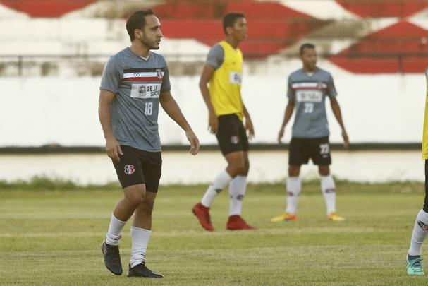 De olho no retorno ao G4, Santa Cruz realizou último treino antes de enfrentar o Juazeirense na tarde desta sexta-feira; as imagens foram feitas nos 15 minutos abertos aos repórteres, antes então de o treinador fechar o treino à imprensa
