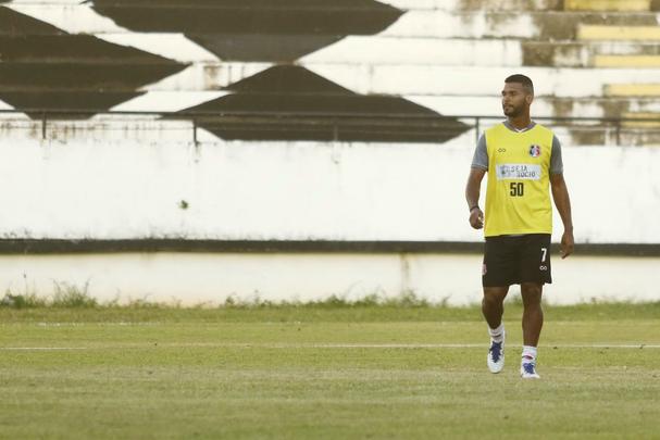 De olho no retorno ao G4, Santa Cruz realizou último treino antes de enfrentar o Juazeirense na tarde desta sexta-feira; as imagens foram feitas nos 15 minutos abertos aos repórteres, antes então de o treinador fechar o treino à imprensa