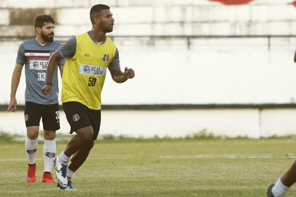 De olho no retorno ao G4, Santa Cruz realizou último treino antes de enfrentar o Juazeirense na tarde desta sexta-feira; as imagens foram feitas nos 15 minutos abertos aos repórteres, antes então de o treinador fechar o treino à imprensa