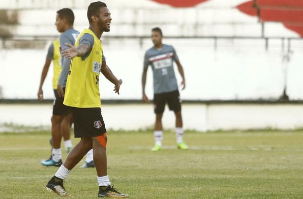 De olho no retorno ao G4, Santa Cruz realizou último treino antes de enfrentar o Juazeirense na tarde desta sexta-feira; as imagens foram feitas nos 15 minutos abertos aos repórteres, antes então de o treinador fechar o treino à imprensa