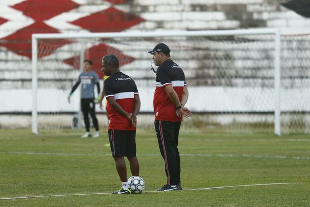De olho no retorno ao G4, Santa Cruz realizou último treino antes de enfrentar o Juazeirense na tarde desta sexta-feira; as imagens foram feitas nos 15 minutos abertos aos repórteres, antes então de o treinador fechar o treino à imprensa