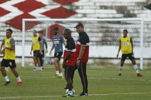 De olho no retorno ao G4, Santa Cruz realizou último treino antes de enfrentar o Juazeirense na tarde desta sexta-feira; as imagens foram feitas nos 15 minutos abertos aos repórteres, antes então de o treinador fechar o treino à imprensa