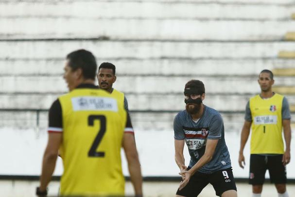 De olho no retorno ao G4, Santa Cruz realizou último treino antes de enfrentar o Juazeirense na tarde desta sexta-feira; as imagens foram feitas nos 15 minutos abertos aos repórteres, antes então de o treinador fechar o treino à imprensa