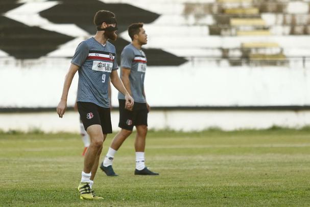 De olho no retorno ao G4, Santa Cruz realizou último treino antes de enfrentar o Juazeirense na tarde desta sexta-feira; as imagens foram feitas nos 15 minutos abertos aos repórteres, antes então de o treinador fechar o treino à imprensa