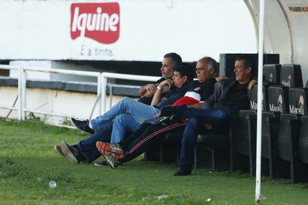 De olho no retorno ao G4, Santa Cruz realizou último treino antes de enfrentar o Juazeirense na tarde desta sexta-feira; as imagens foram feitas nos 15 minutos abertos aos repórteres, antes então de o treinador fechar o treino à imprensa