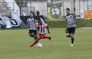 Em jogo onde a defesa timbu apresentou erros e nervosismo, o N�utico saiu derrotado mais uma vez na S�rie C e segue amea�ado pelo rebaixamento � S�rie D do Nacional.
