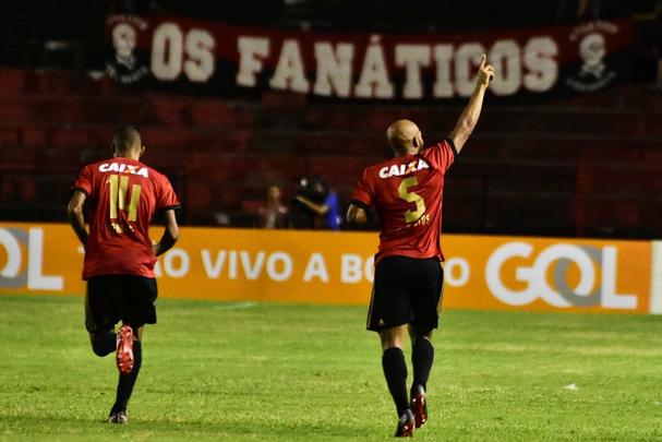 Gol de Fellipe Bastos dá vitória do Sport sobre o Atlético-PR por 1 a 0, na Ilha do Retiro