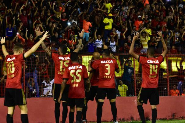 Gol de Fellipe Bastos dá vitória do Sport sobre o Atlético-PR por 1 a 0, na Ilha do Retiro