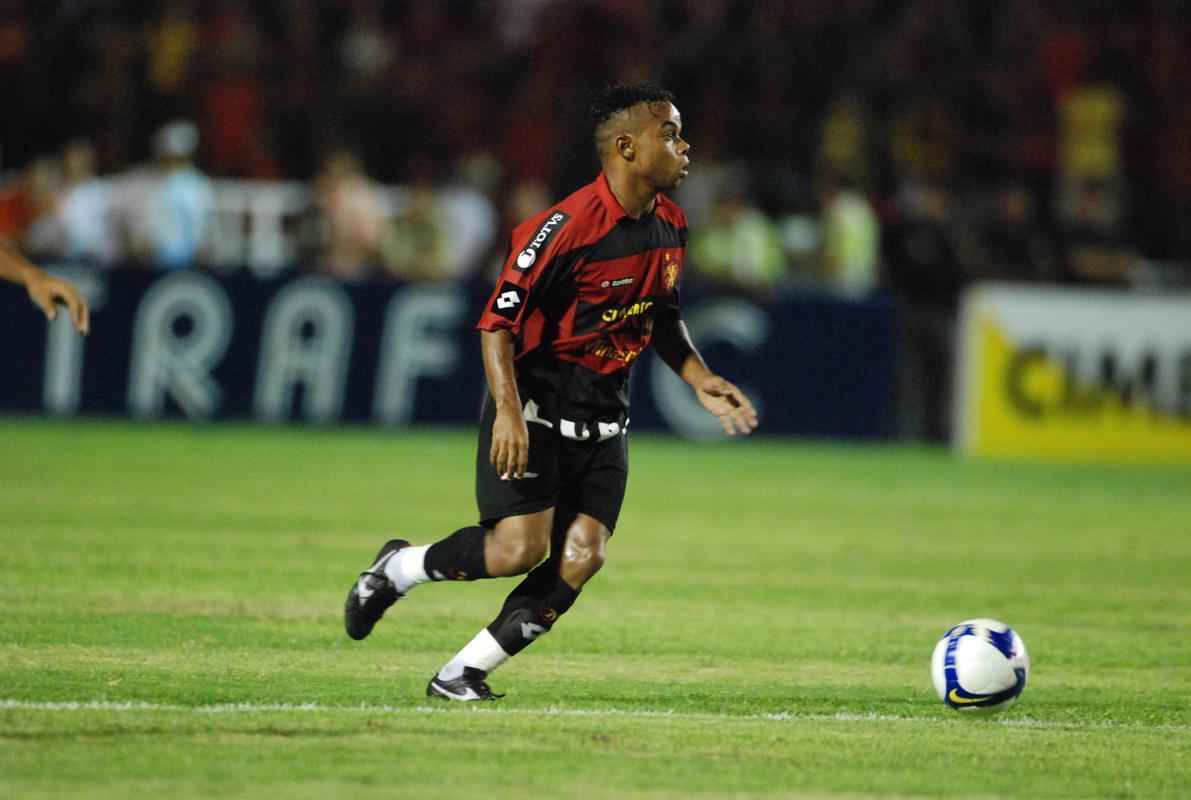 Lances, comemora��es em campo, festa da torcida, presen�as de Fumagalli e Romerito nos camarotes da Ilha do Retiro e at� Ariano Suassuna marcam conquista do Sport sobre o Corinthians