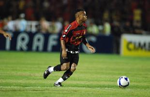 Lances, comemora��es em campo, festa da torcida, presen�as de Fumagalli e Romerito nos camarotes da Ilha do Retiro e at� Ariano Suassuna marcam conquista do Sport sobre o Corinthians