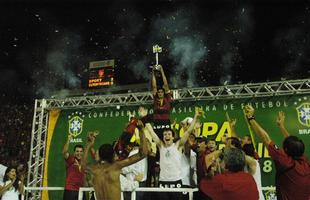 Lances, comemora��es em campo, festa da torcida, presen�as de Fumagalli e Romerito nos camarotes da Ilha do Retiro e at� Ariano Suassuna marcam conquista do Sport sobre o Corinthians
