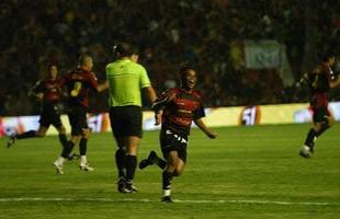 Lances, comemora��es em campo, festa da torcida, presen�as de Fumagalli e Romerito nos camarotes da Ilha do Retiro e at� Ariano Suassuna marcam conquista do Sport sobre o Corinthians