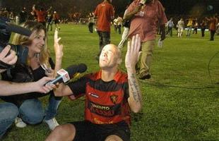 Lances, comemora��es em campo, festa da torcida, presen�as de Fumagalli e Romerito nos camarotes da Ilha do Retiro e at� Ariano Suassuna marcam conquista do Sport sobre o Corinthians