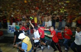 Lances, comemora��es em campo, festa da torcida, presen�as de Fumagalli e Romerito nos camarotes da Ilha do Retiro e at� Ariano Suassuna marcam conquista do Sport sobre o Corinthians
