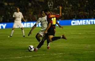 Lances, comemora��es em campo, festa da torcida, presen�as de Fumagalli e Romerito nos camarotes da Ilha do Retiro e at� Ariano Suassuna marcam conquista do Sport sobre o Corinthians