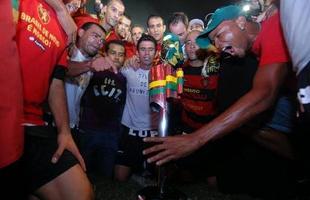 Lances, comemora��es em campo, festa da torcida, presen�as de Fumagalli e Romerito nos camarotes da Ilha do Retiro e at� Ariano Suassuna marcam conquista do Sport sobre o Corinthians