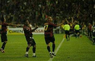 Lances, comemora��es em campo, festa da torcida, presen�as de Fumagalli e Romerito nos camarotes da Ilha do Retiro e at� Ariano Suassuna marcam conquista do Sport sobre o Corinthians