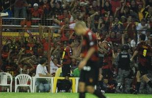Lances, comemora��es em campo, festa da torcida, presen�as de Fumagalli e Romerito nos camarotes da Ilha do Retiro e at� Ariano Suassuna marcam conquista do Sport sobre o Corinthians