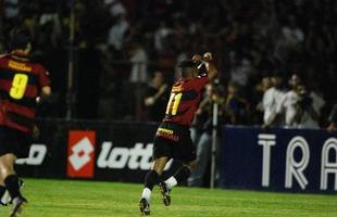 Lances, comemora��es em campo, festa da torcida, presen�as de Fumagalli e Romerito nos camarotes da Ilha do Retiro e at� Ariano Suassuna marcam conquista do Sport sobre o Corinthians