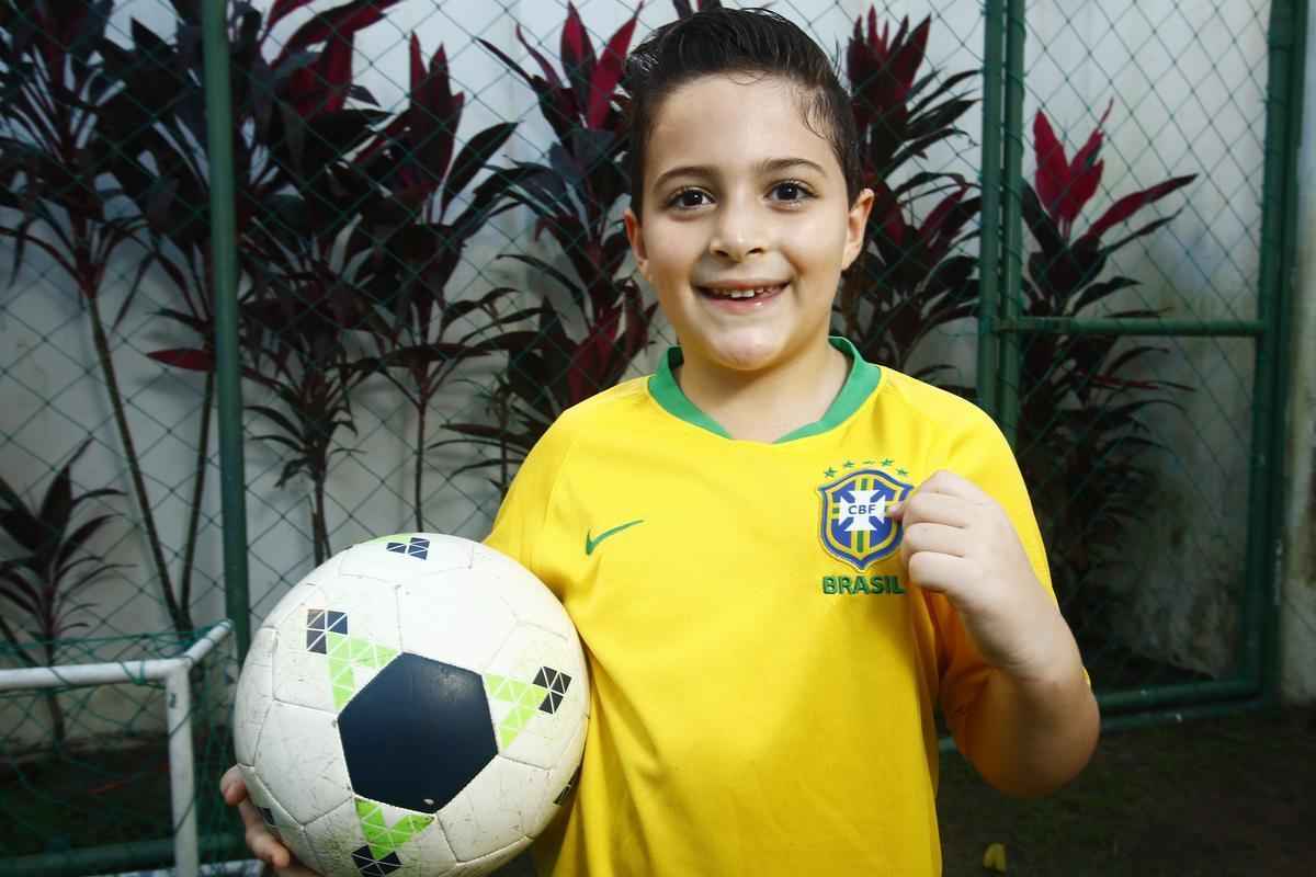 Os jogos da Copa do Mundo concentram em si os olhares de todos os pa�ses do mundo e criam um ambiente de di�logo entre as mais espa�adas gera��es. Dona Wanda, com 85 anos. Bruno Vin�cius, com 29 anos, e Arthur Mour�o, com sete anos.