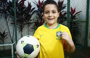 Os jogos da Copa do Mundo concentram em si os olhares de todos os pa�ses do mundo e criam um ambiente de di�logo entre as mais espa�adas gera��es. Dona Wanda, com 85 anos. Bruno Vin�cius, com 29 anos, e Arthur Mour�o, com sete anos.