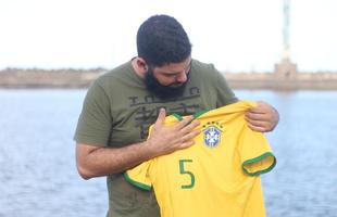 Os jogos da Copa do Mundo concentram em si os olhares de todos os pa�ses do mundo e criam um ambiente de di�logo entre as mais espa�adas gera��es. Dona Wanda, com 85 anos. Bruno Vin�cius, com 29 anos, e Arthur Mour�o, com sete anos.
