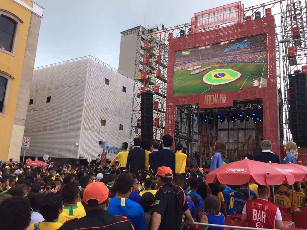 Cais da Alfndega fica em clima de carnaval para mais uma partida da Seleo Brasileira para a Copa do Mundo