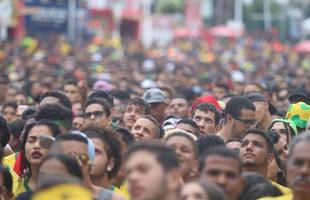 Milhares de torcedores assistiram ao jogo em um telo montado em frente ao Shopping Pao Alfndega