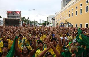 Milhares de torcedores assistiram ao jogo em um telo montado em frente ao Shopping Pao Alfndega
