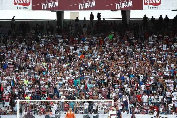 Jogadores do Santa Cruz entram em campo com camisa em homenagem ao torcedor-símbolo Bacalhau, que faleceu na última semana, em partida válida pela 13ª rodada da Série C, diante do Remo, no Arruda