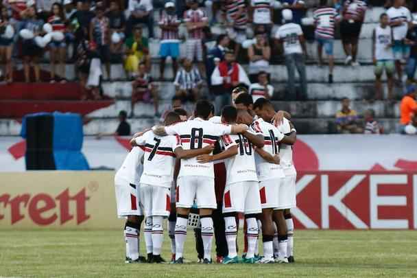 Jogadores do Santa Cruz entram em campo com camisa em homenagem ao torcedor-símbolo Bacalhau, que faleceu na última semana, em partida válida pela 13ª rodada da Série C, diante do Remo, no Arruda