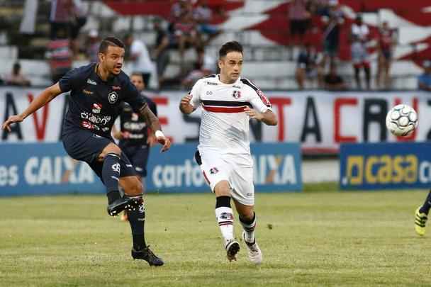 Jogadores do Santa Cruz entram em campo com camisa em homenagem ao torcedor-símbolo Bacalhau, que faleceu na última semana, em partida válida pela 13ª rodada da Série C, diante do Remo, no Arruda
