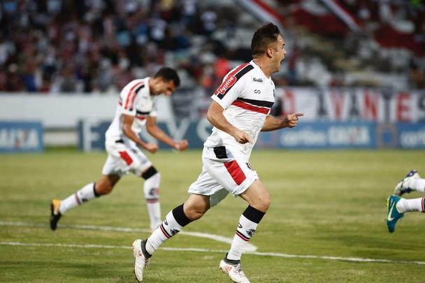 Jogadores do Santa Cruz entram em campo com camisa em homenagem ao torcedor-símbolo Bacalhau, que faleceu na última semana, em partida válida pela 13ª rodada da Série C, diante do Remo, no Arruda