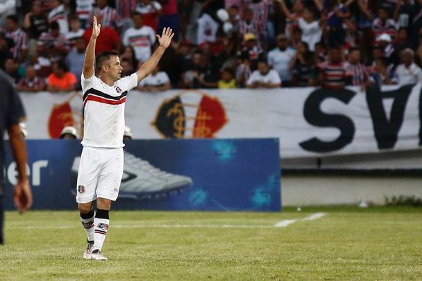 Jogadores do Santa Cruz entram em campo com camisa em homenagem ao torcedor-símbolo Bacalhau, que faleceu na última semana, em partida válida pela 13ª rodada da Série C, diante do Remo, no Arruda
