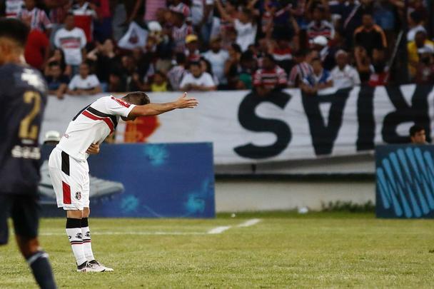 Jogadores do Santa Cruz entram em campo com camisa em homenagem ao torcedor-símbolo Bacalhau, que faleceu na última semana, em partida válida pela 13ª rodada da Série C, diante do Remo, no Arruda