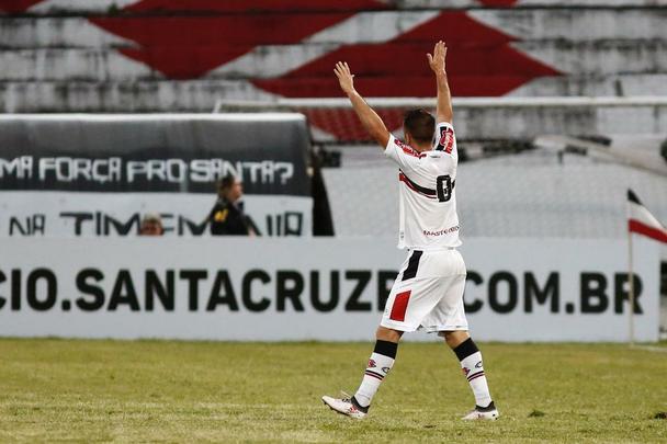 Jogadores do Santa Cruz entram em campo com camisa em homenagem ao torcedor-símbolo Bacalhau, que faleceu na última semana, em partida válida pela 13ª rodada da Série C, diante do Remo, no Arruda