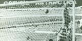 Autor do gol do hexa, Ramos observa bola balanar as redes do Sport antes de celebrar gol histrico pelo Nutico, em 1968