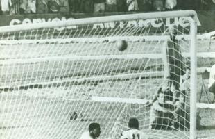 Autor do gol do hexa, Ramos observa bola balanar as redes do Sport antes de celebrar gol histrico pelo Nutico, em 1968