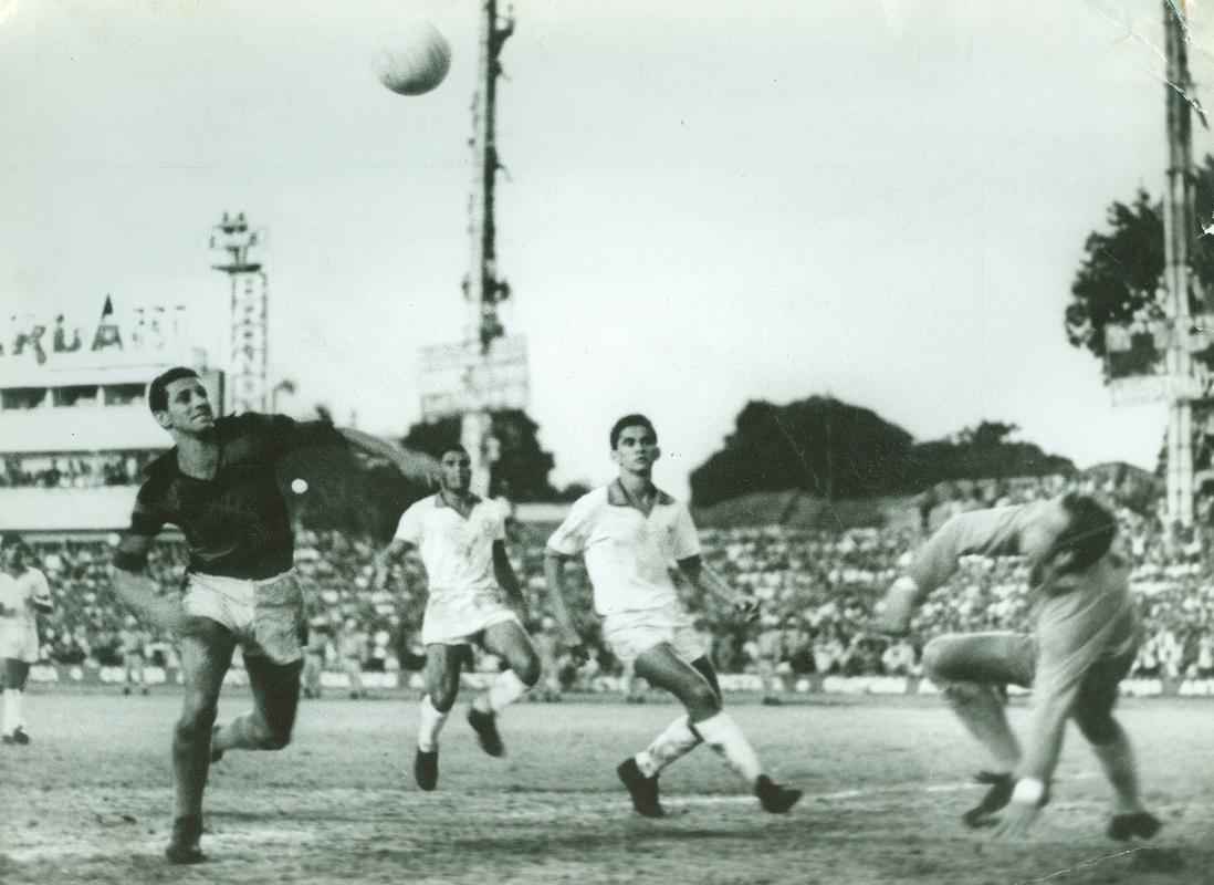 Outro lance com o Sport no ataque na histrica conquista do hexa do Nutico