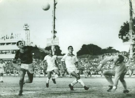 Outro lance com o Sport no ataque na histórica conquista do hexa do Náutico