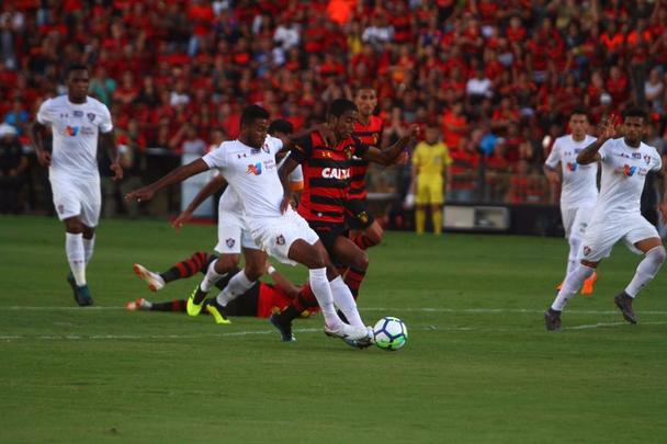 Em volta  Ilha do Retiro aps intervalo para a Copa do Mundo, o Leo recebeu o Fluminense estreando novos uniformes na Srie A