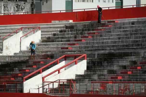 Preparao do campo est a todo vapor; foram feitas marcaes, limpeza das arquibancadas e colocao das cadeiras est perto do fim 