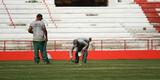 Preparao do campo est a todo vapor; foram feitas marcaes, limpeza das arquibancadas e colocao das cadeiras est perto do fim 